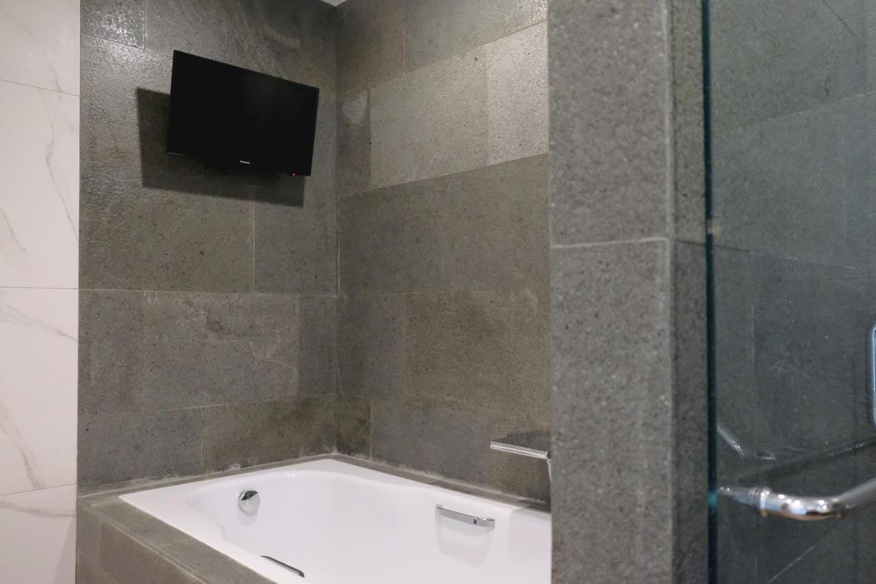 Hotel Santika Premiere 安汶 外观 照片